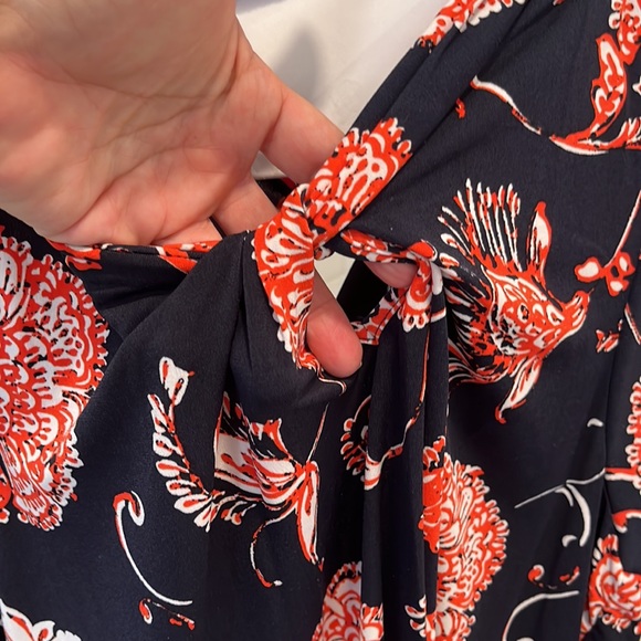 Beautiful sleeveless top - Picture 2 of 6